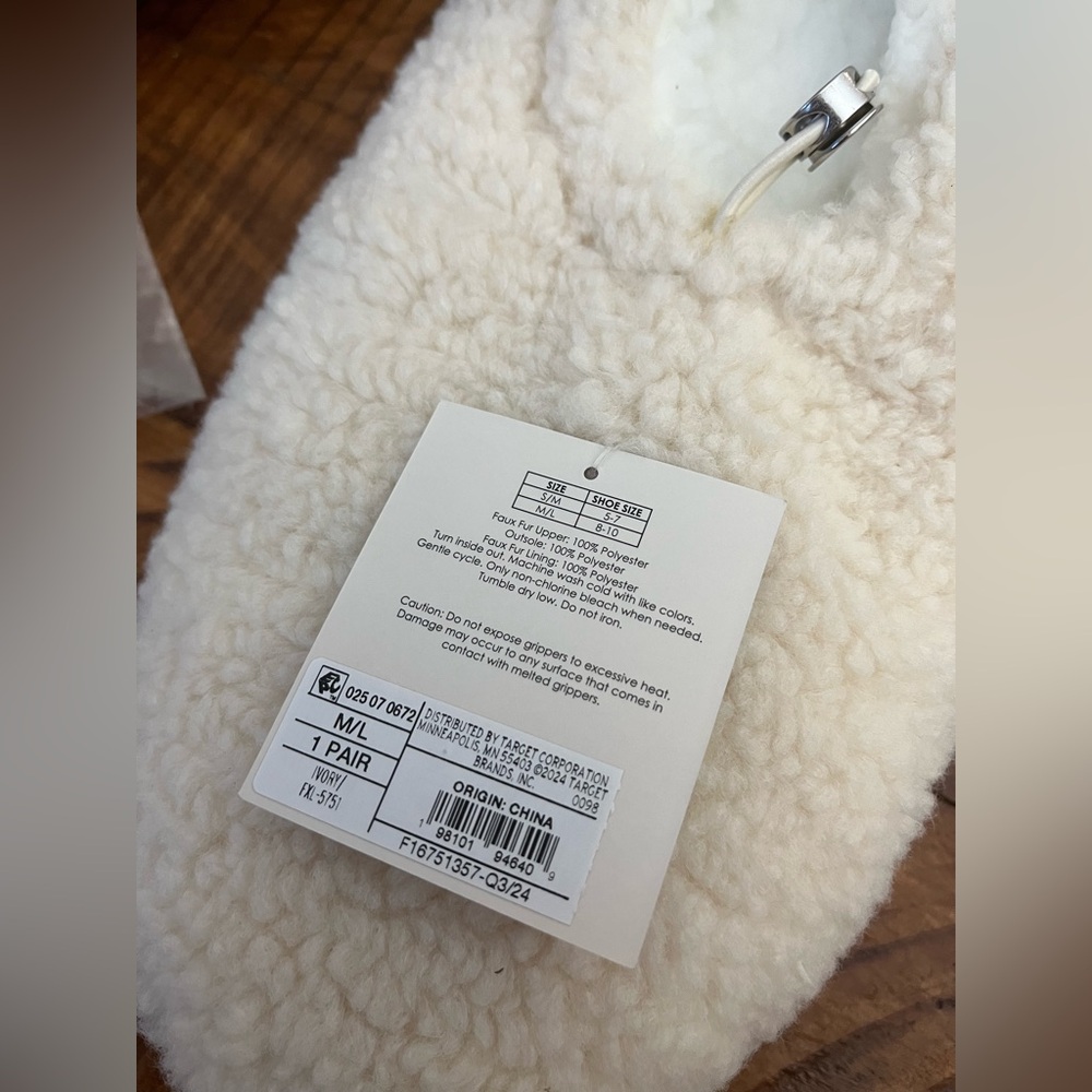 NWT Target Cozy Slipper Socks w Grip Faux Fur Shearling Off White - Picture 6 of 9